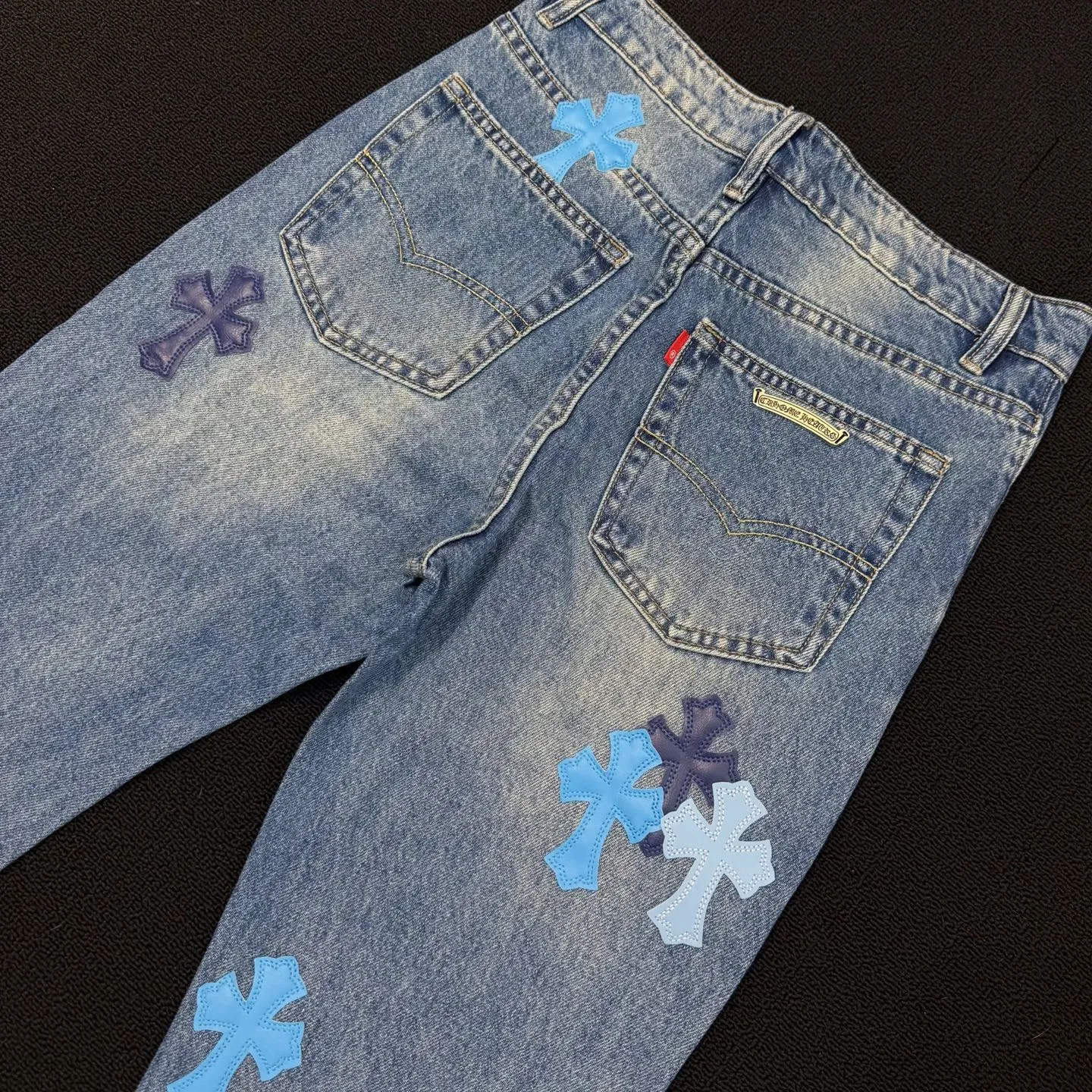 P280 Style number: D379 Chrome hearts CH grams new classic cross patch leather jeans Size: s-XXL (28 30 32 34 36) Color: washed blue Size reference 28 pants length 100 waist circumference 72 30 pants length 101 waist circumference 76 32 pants length 103 waist circumference 80 34 pants length 104 waist circumference 84 36 pants length 106 waist circumference 88